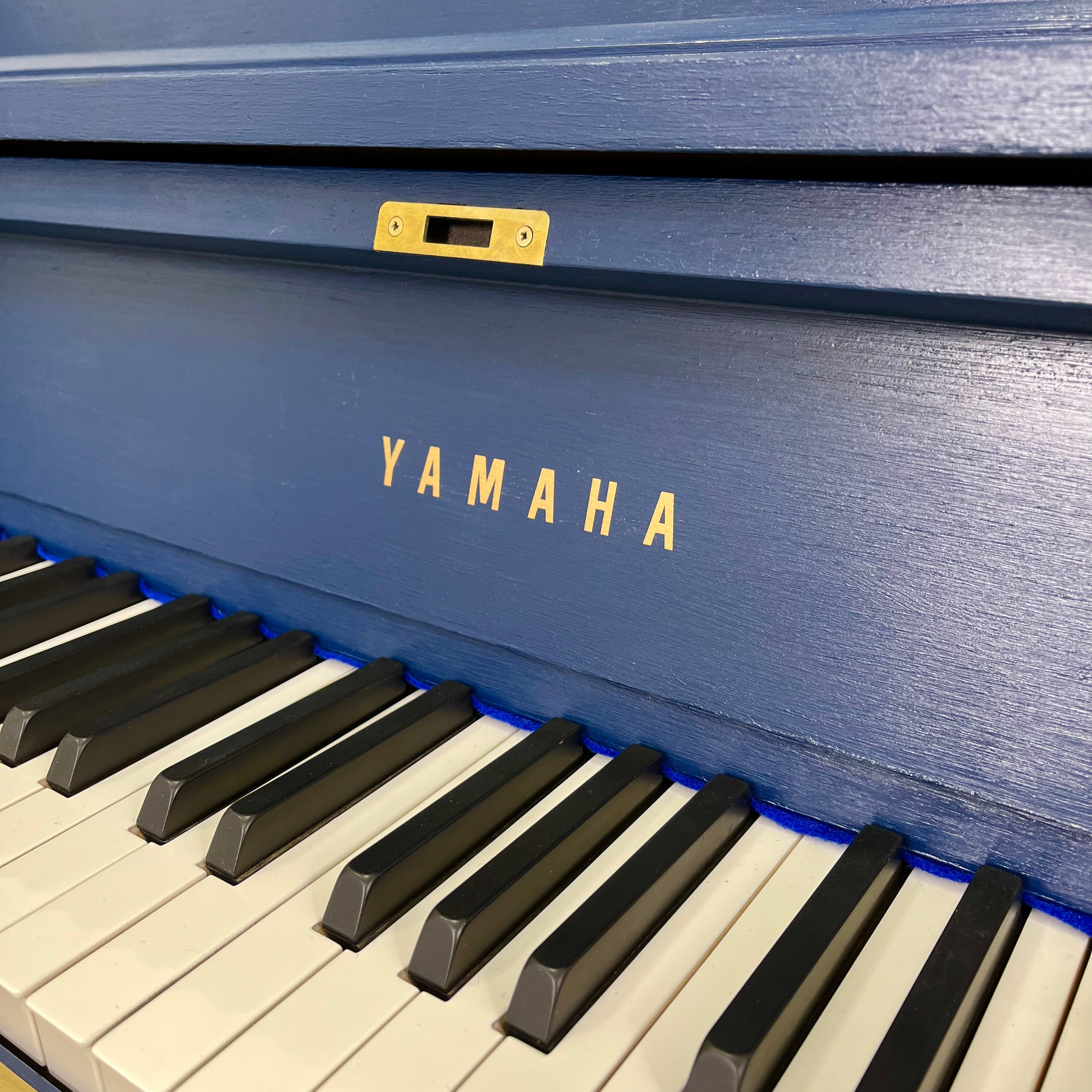 Yamaha P22 (45”) in Painted Blue #U172467 – Graves Piano